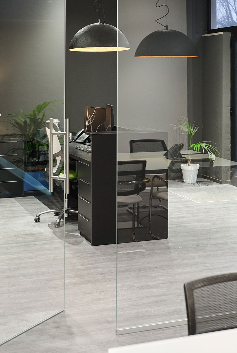 Ufficio con divisori in vetro