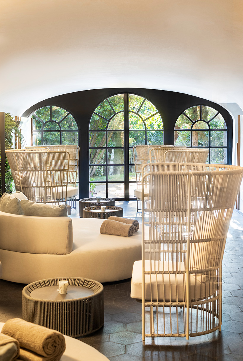 Area relax con mobili di design in un luxury spa
