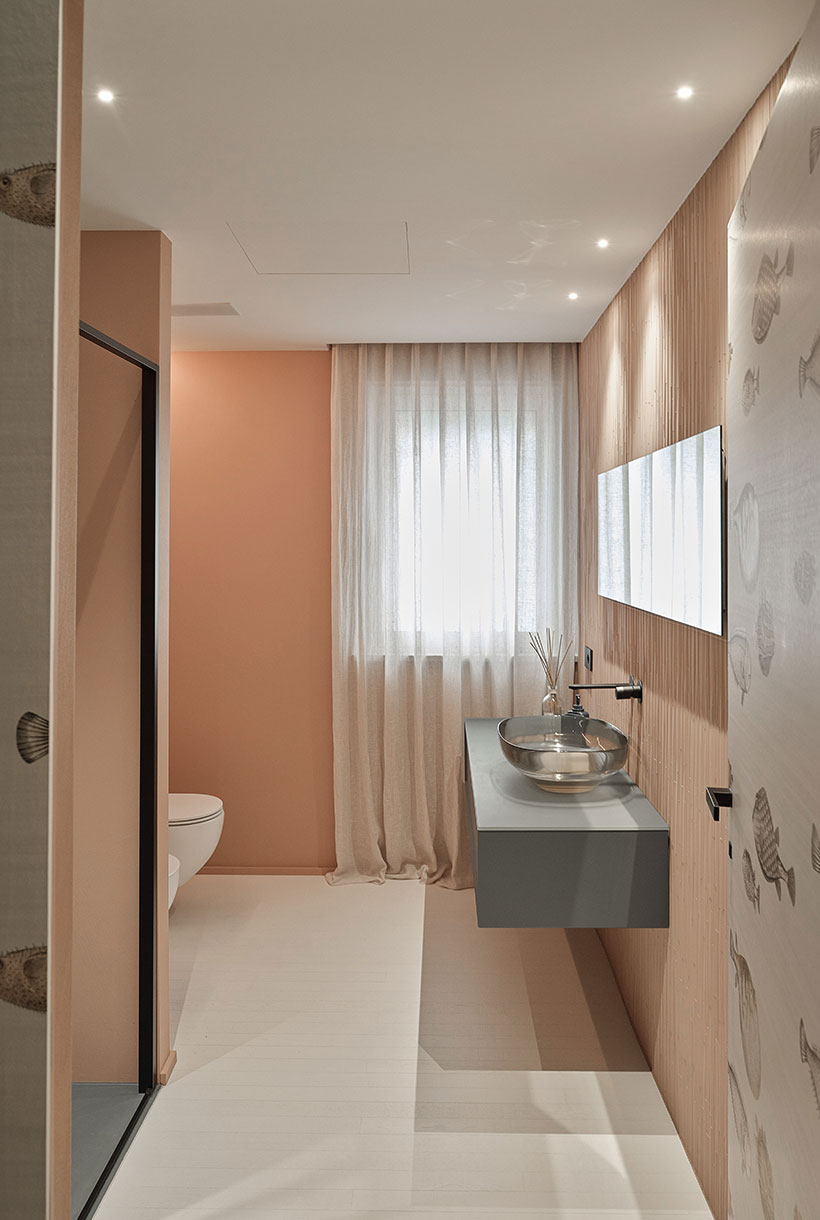 Bagno con doccia in tonalità rosa