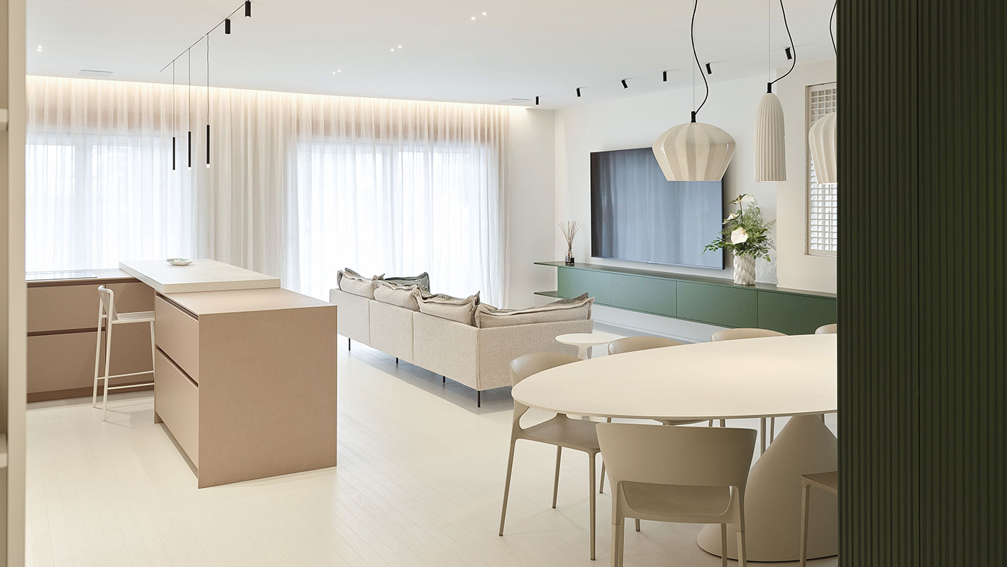 Living open space con divano e grande tavolo