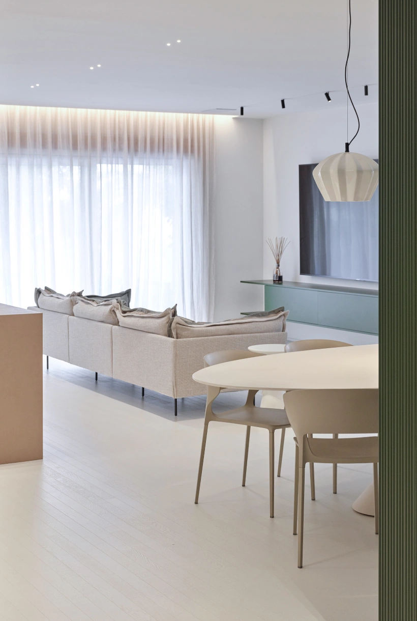 Zona living con tavolo e divano