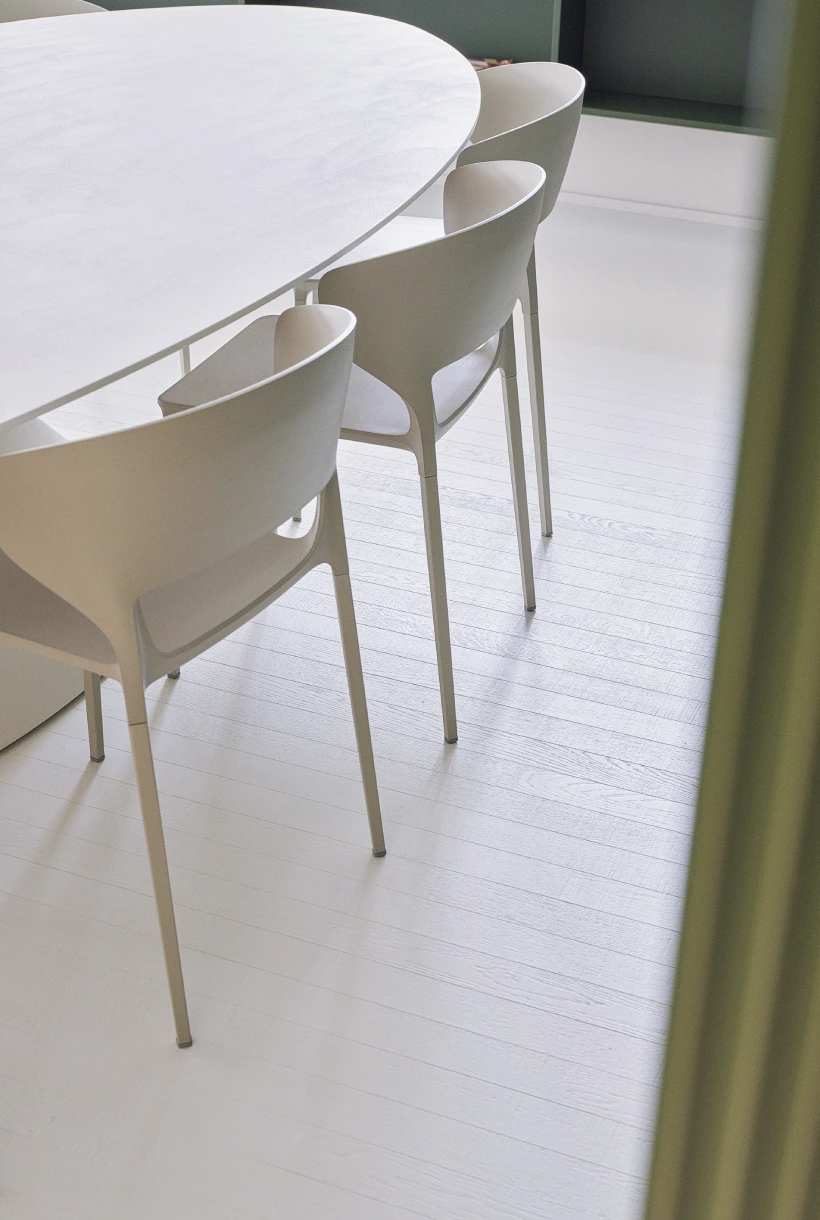 Dettaglio parquet in legno tinto bianco