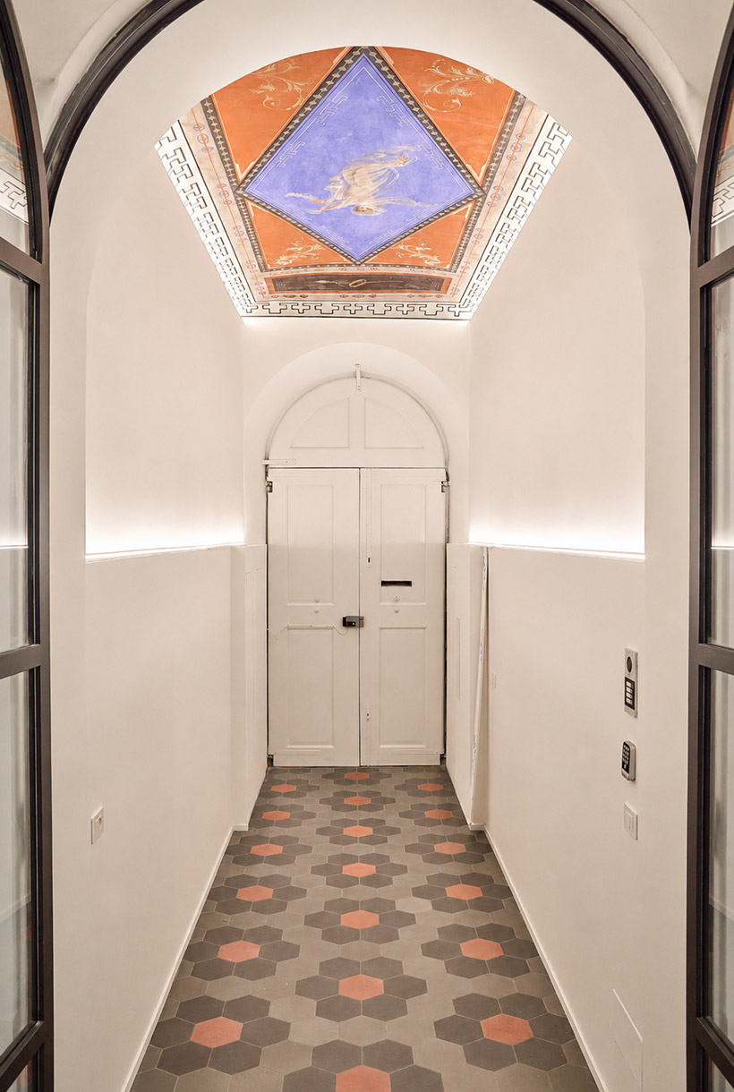 Ingresso con soffitto affrescato e pavimento in graniglia recuperato