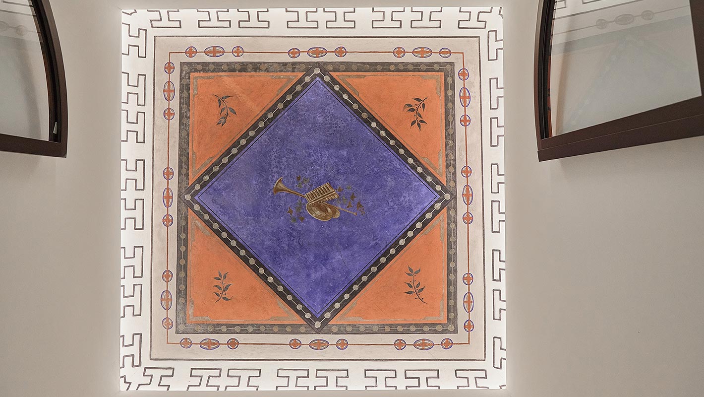 Soffitto decorato della sede di Banca Generali a San Benedetto del Tronto