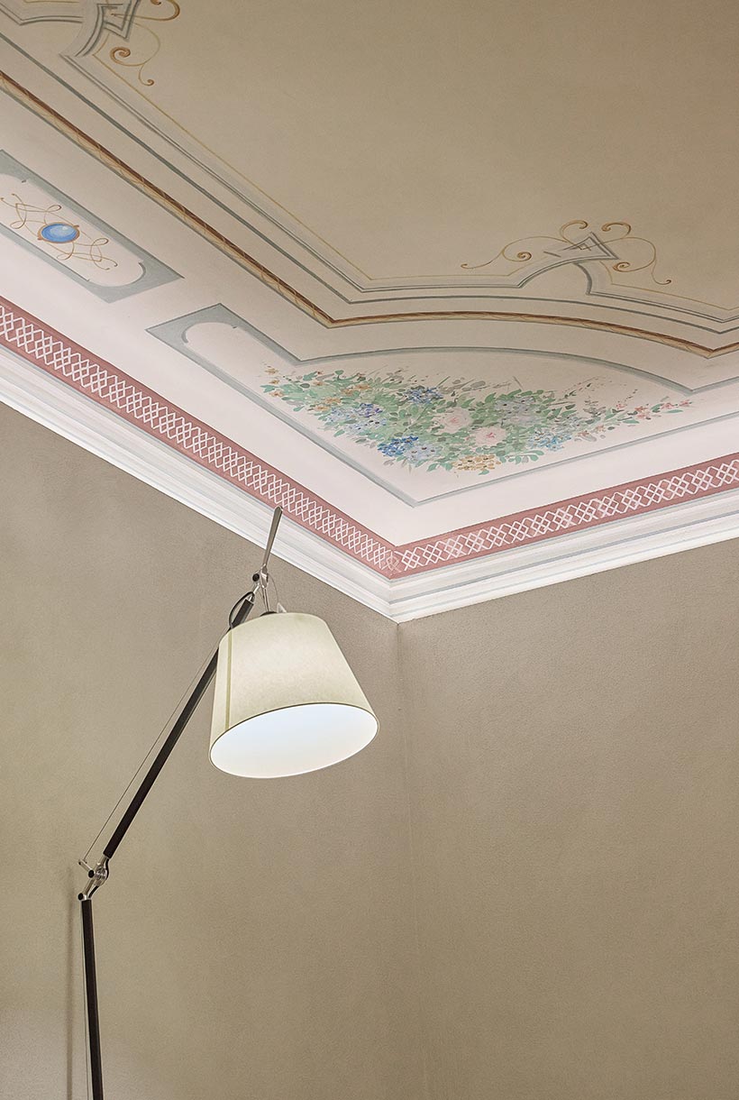 Soffitto decorato e lampada Artemide