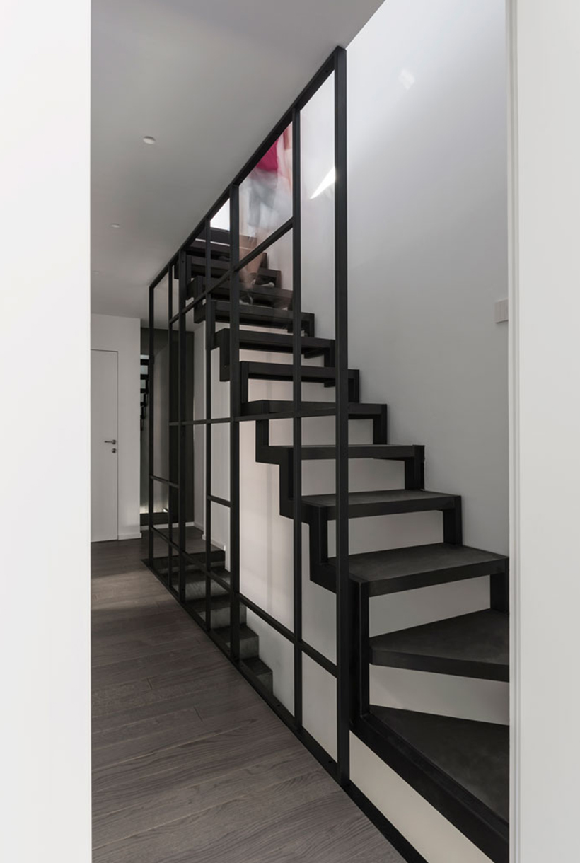 Scala in metallo nero