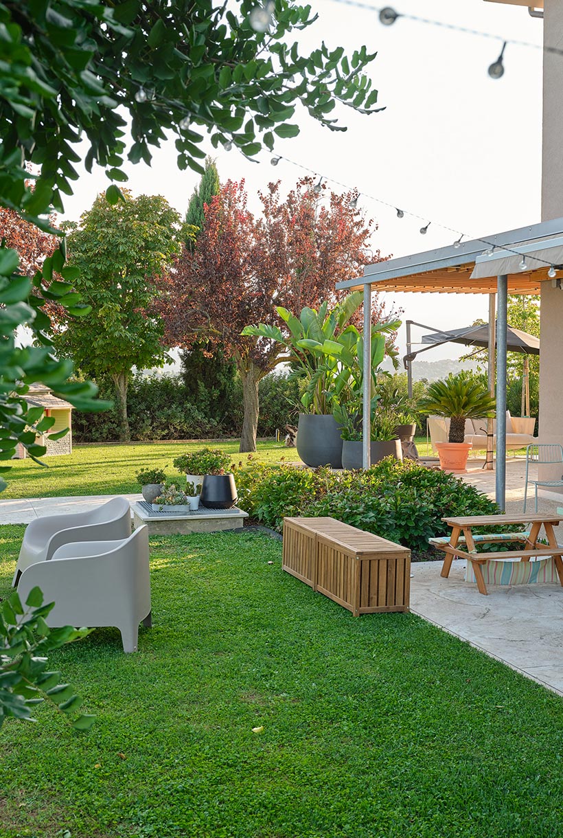 Giardino con arredi da esterno