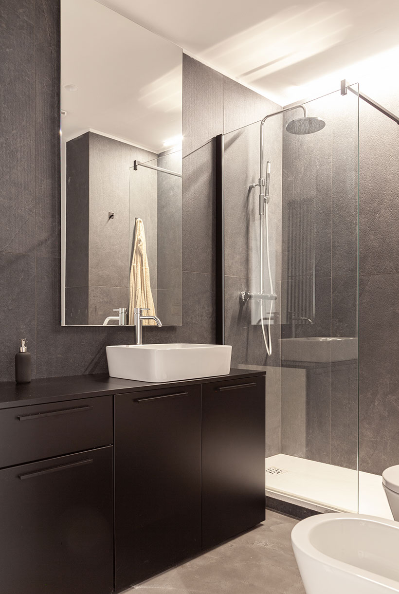 Bagno sui toni del nero, lavello in appoggio, doccia walk-in