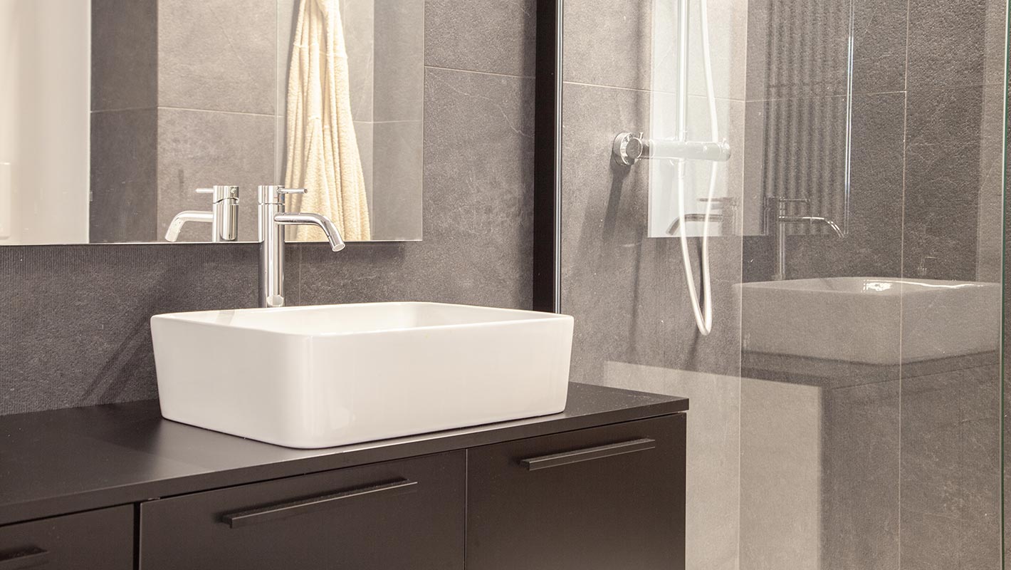 Bagno sui toni del nero, lavello in appoggio