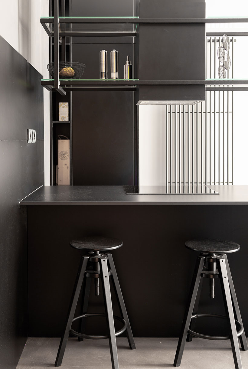 Cucina sui toni del nero in un miniappartamento