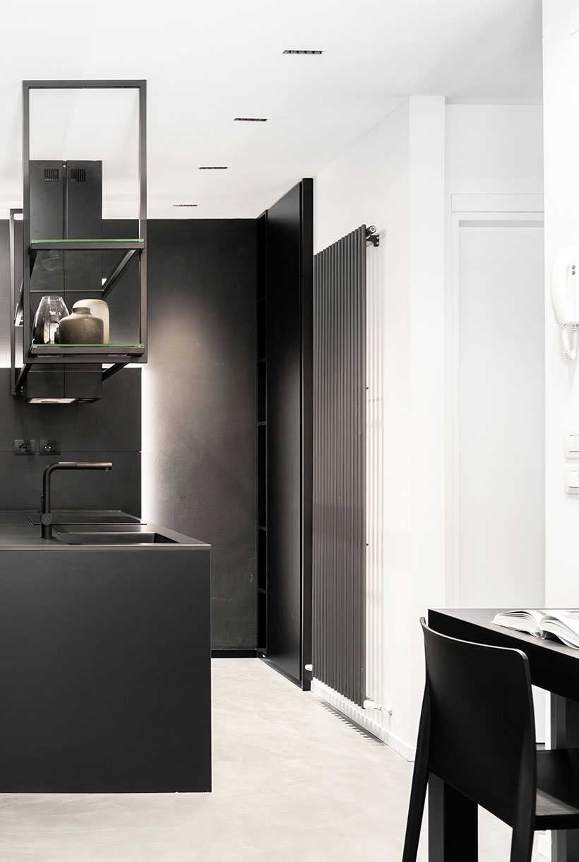Cucina sui toni del nero in un miniappartamento