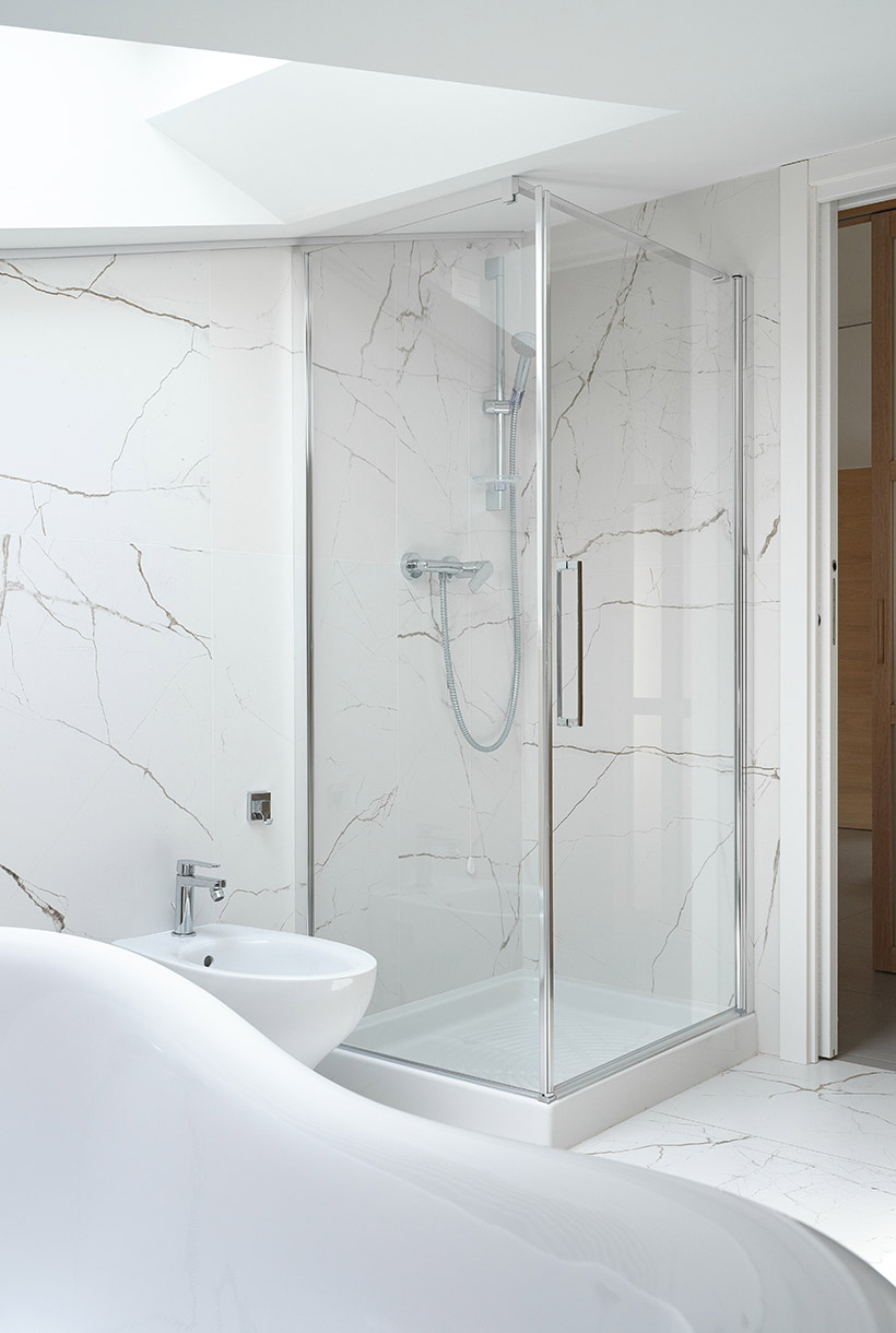 Bagno con doccia bianco effetto marmo