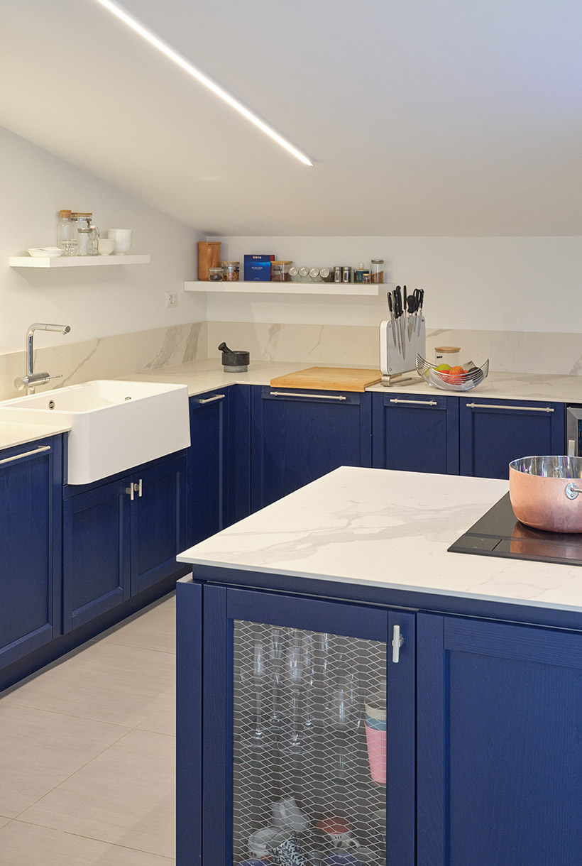 Cucina con ante sagomate laccate blu