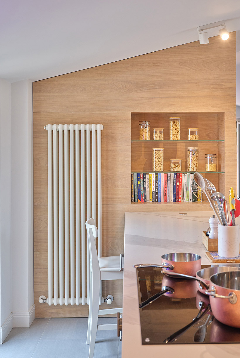 Parete cucina in rovere sb iancato e nicchia con mensole