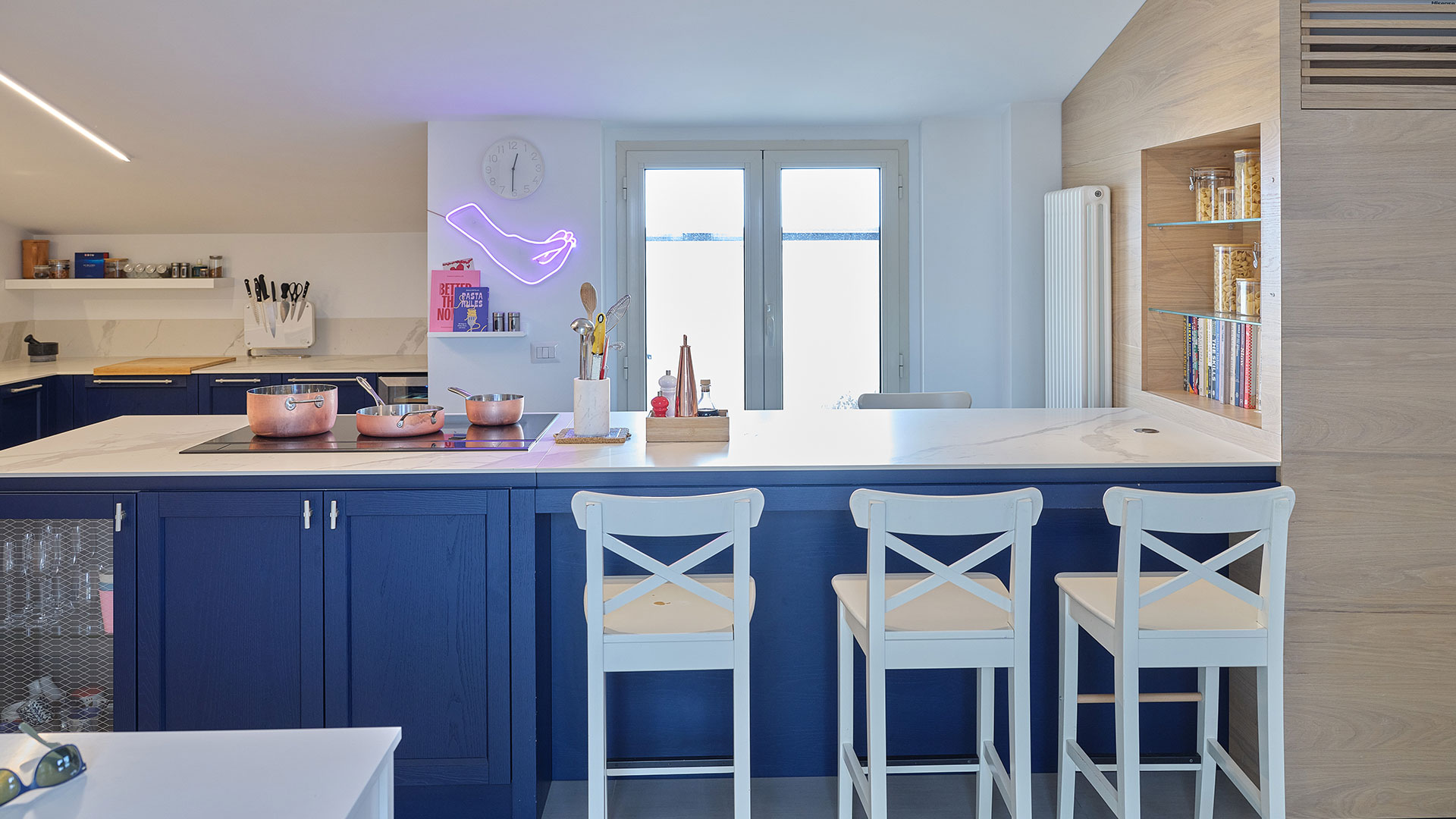 Penisola della cucina con ante a telaio laccate a poro aperto blu