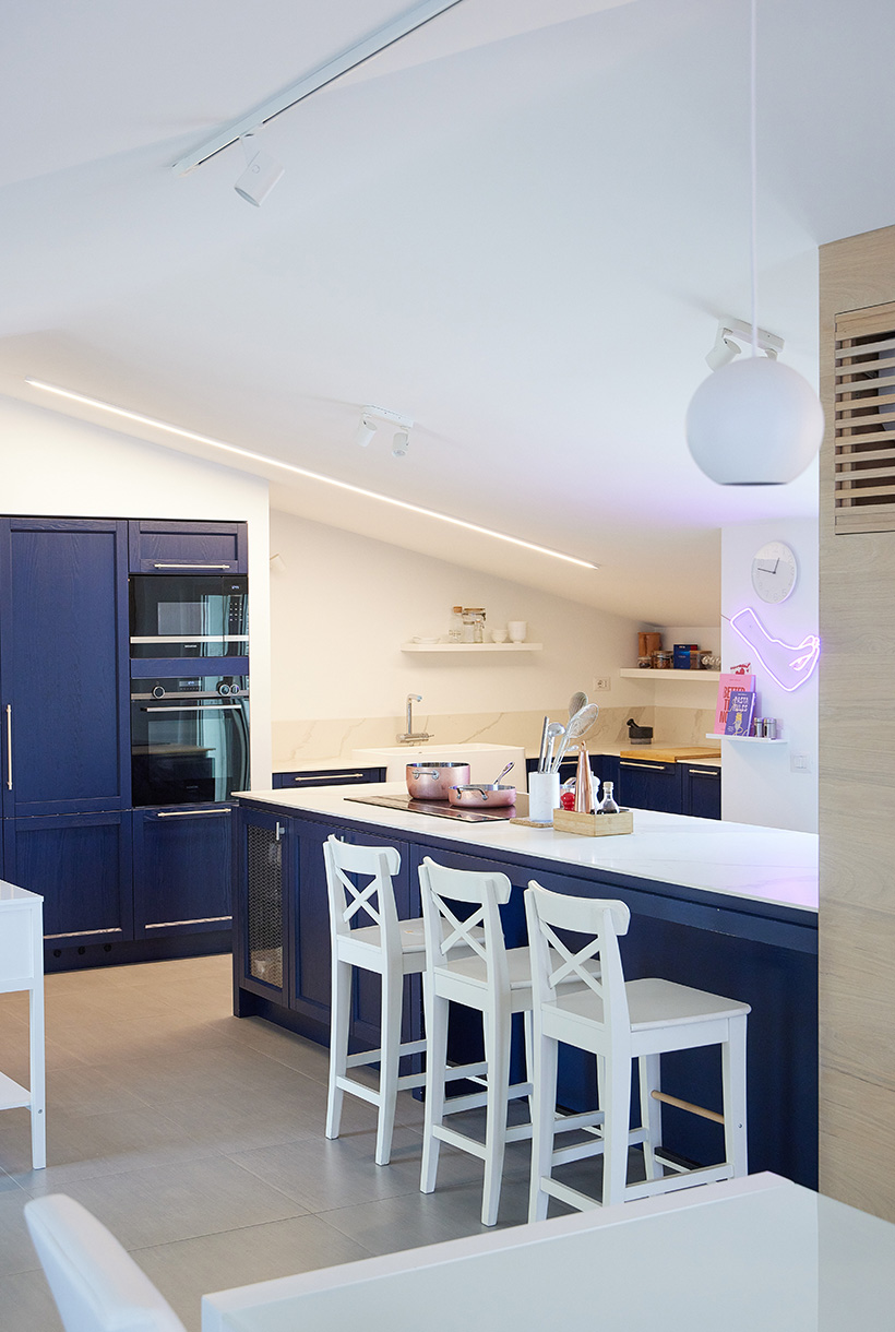 Cucina blu con penisola
