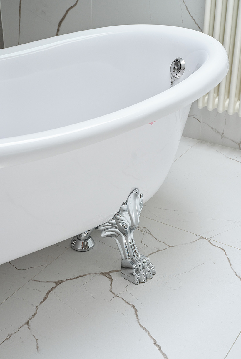 Vasca da bagno con piedini decorati