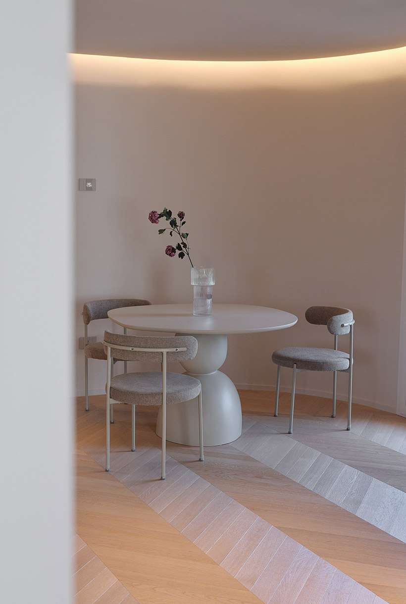Tavolo di design con sedie, parquet spina ungherese