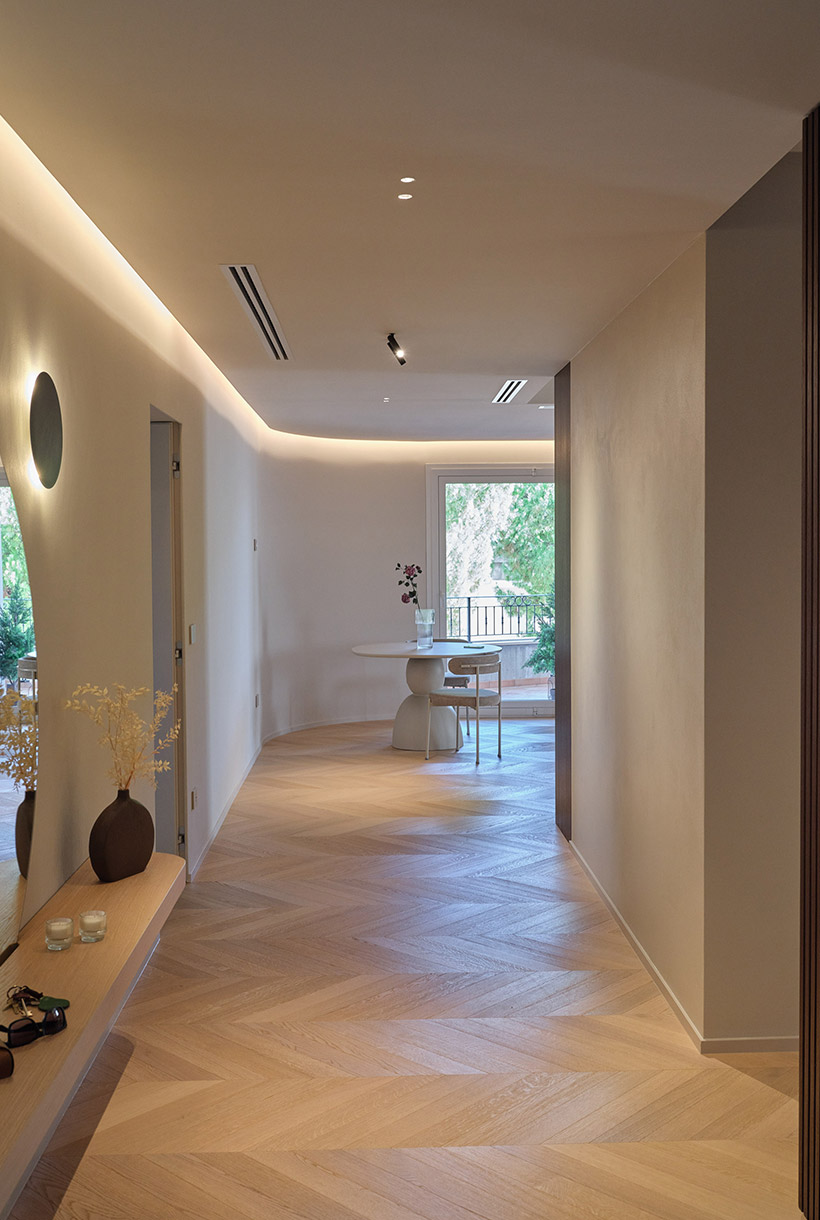 Ingresso con mensola e specchio, parquet spina ungherese