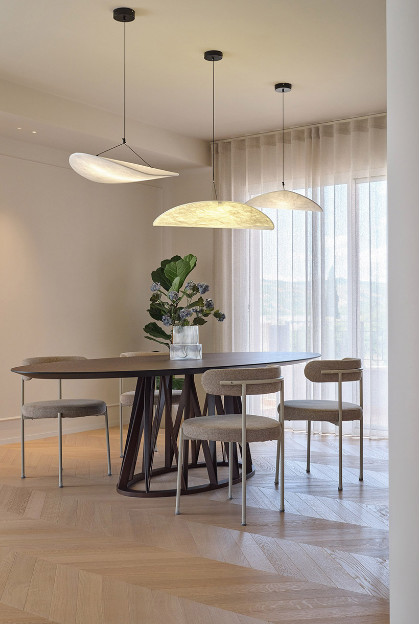 Tavolo da pranzo in legno in una zona living open space
