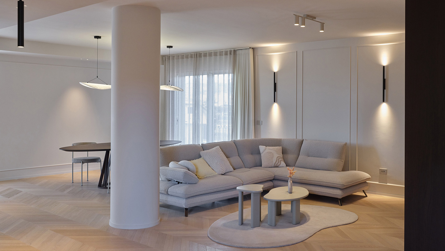 Zona living open space con divano angolare