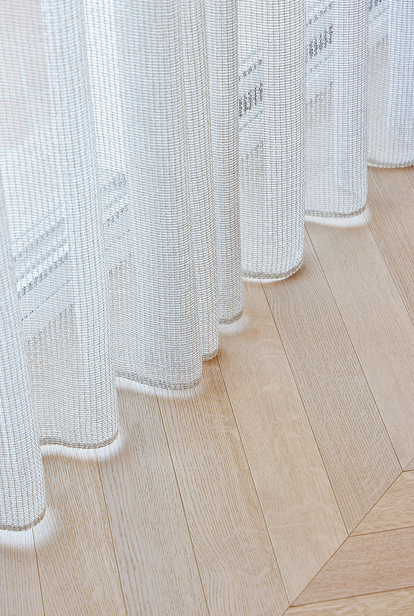 Dettaglio tende e parquet posato a spina ungherese
