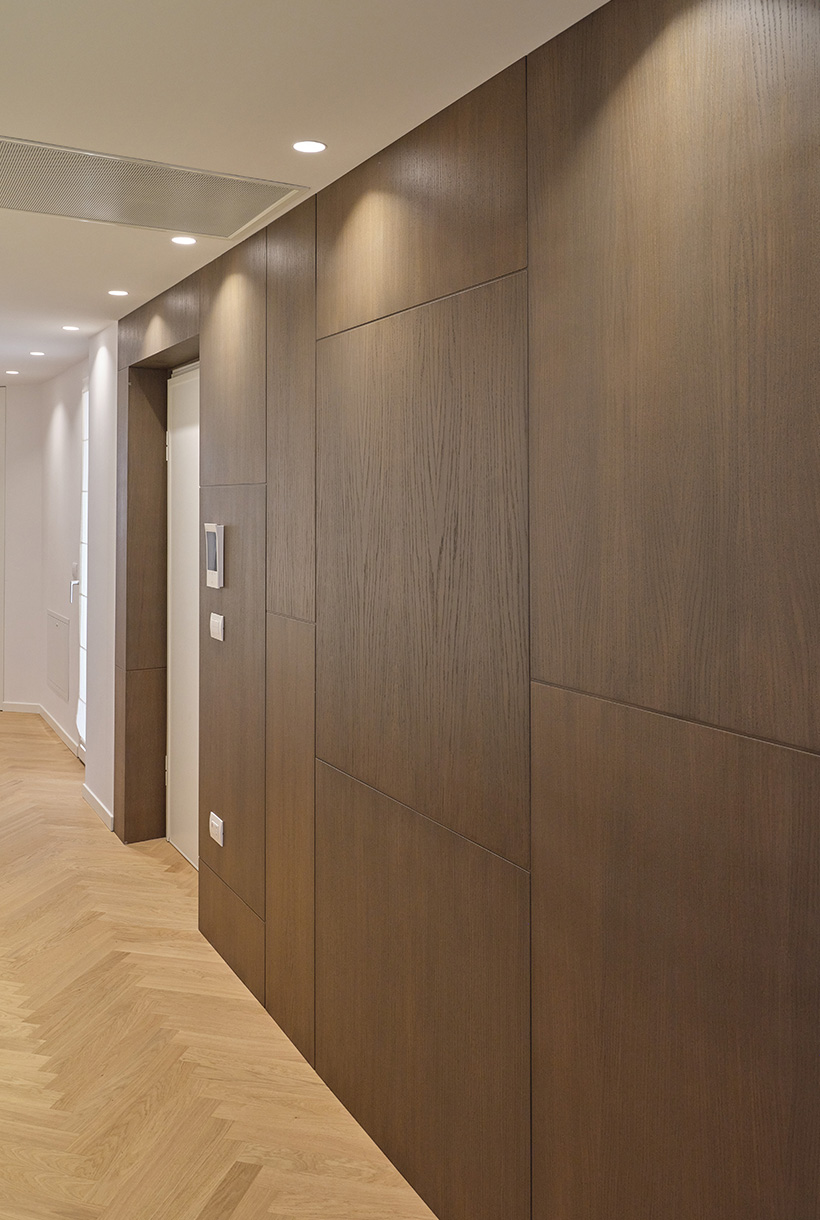 Boiserie in rovere nel corridoio