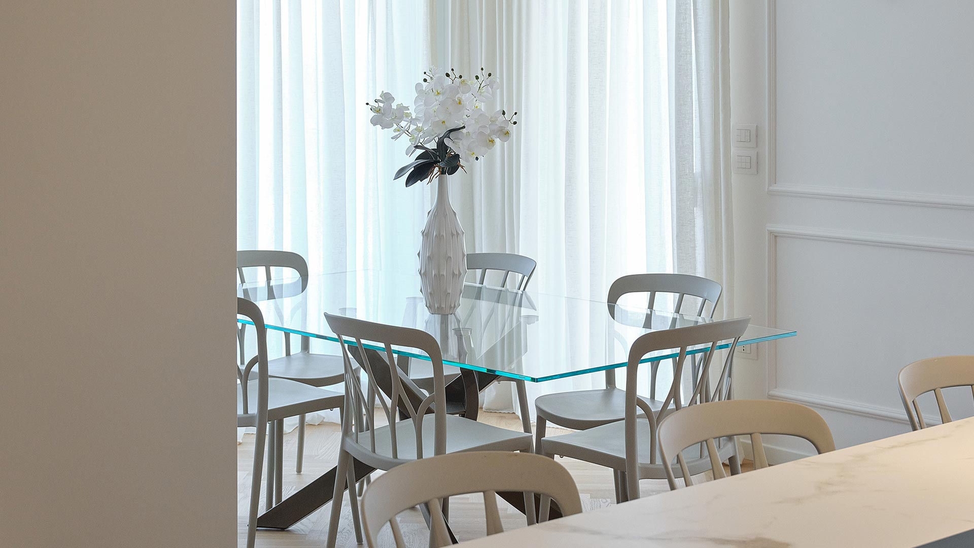 Zona pranzo con tavolo in vetro