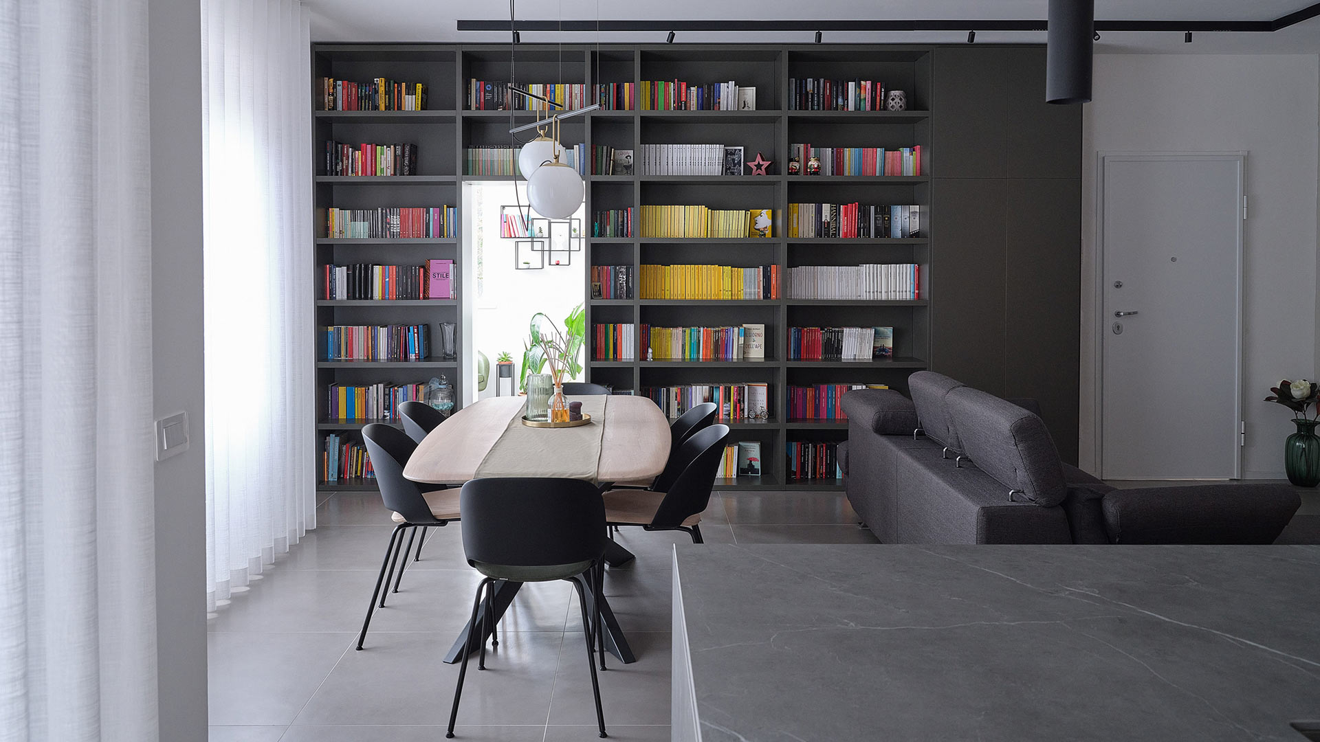 Living open space con libreria su misura