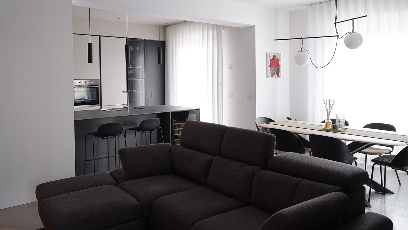 Cucina e living open space nei toni del nero e grigio