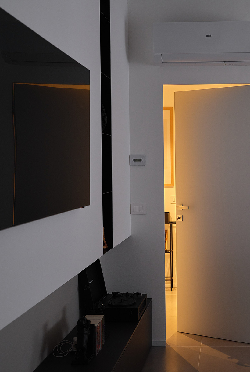 Parete TV con modulo in cartongesso su misura