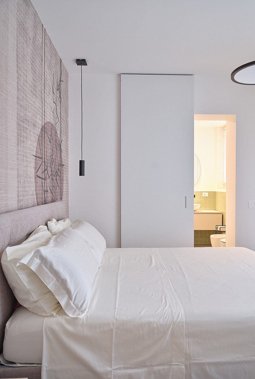 Camera da letto padronale con porta scorrevole che accede al bagno en-suite