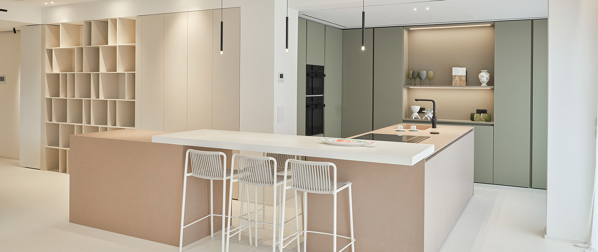 Cucina con colonne su layout angolare e isola con piano snack